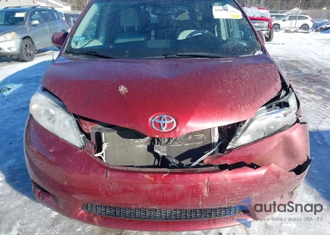 2014 Toyota Sienna Le V6 8 Passenger z USA, uszkodzony, nr VIN 5TDKK3DC7ES477389